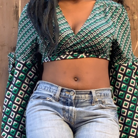 Bell sleeve v neck cropped top - Picture 6 of 8